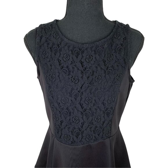 Black Satin Lace Sleeveless Fitted Top - Picture 2 of 9
